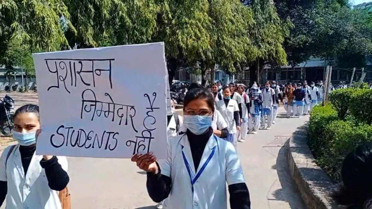 नर्सिंग छात्राओं का बड़ा प्रदर्शन: ‘WE WANT JUSTICE’ की तख्तियां लेकर निकाला पैदल मार्च, सरकार के खिलाफ की नारेबाजी