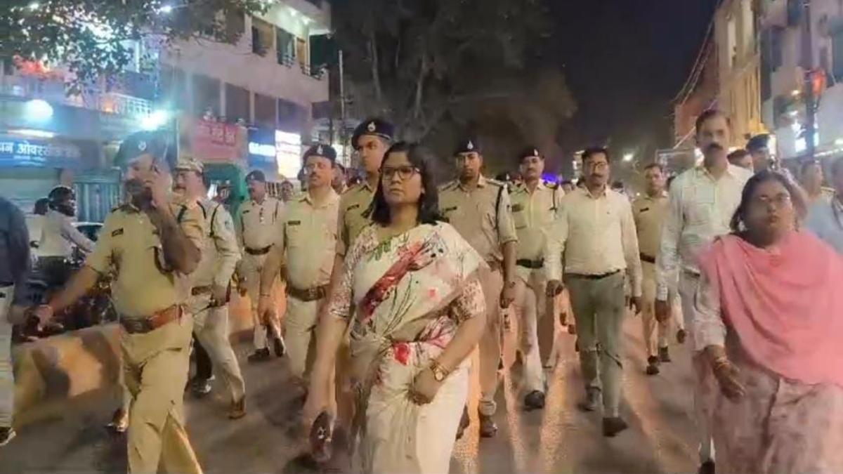 Lok Sabha Election 2024: आचार संहिता लगते ही पुलिस-प्रशासन एक्टिव, शहर में कलेक्टर ने निकाला फ्लैग मार्च