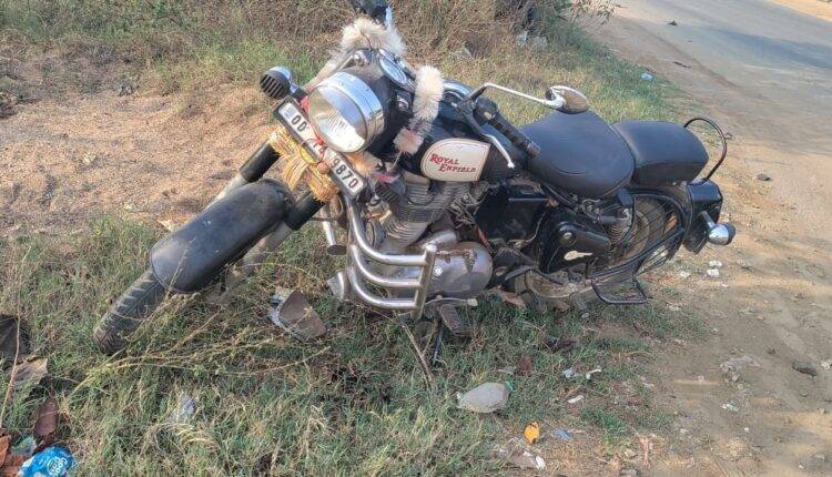 मोटरसाइकिल के पहिये से कटा लड़की का दाहिना हाथ… कुत्ता कटे हाथ को लेके भागा