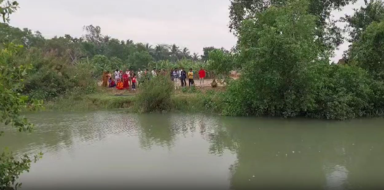 केंद्रापड़ा :  भाई के लाख कोशिशों के बाद भी मगरमच्छ ने खींचा नदी में