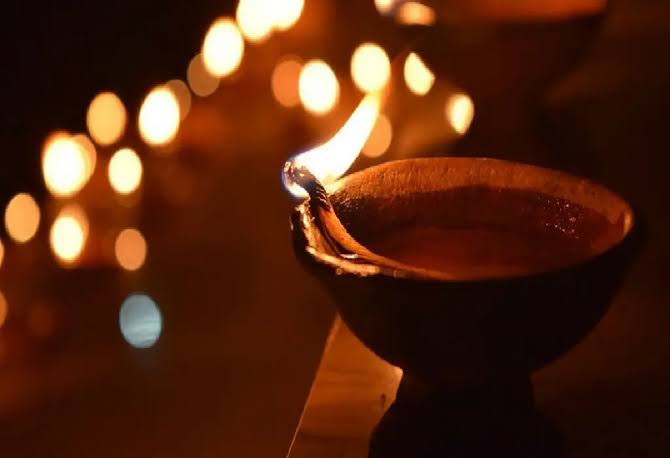 कभी भी फूंक मारकर न बुझाएं दीया, रूठ जाती हैं माँ लक्ष्मी