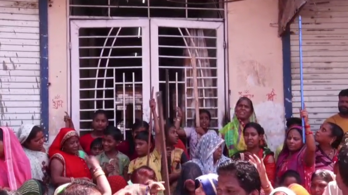 शराब दुकान बंद कराने लाठी-डंडे लेकर पहुंची महिलाएं, जमकर की नारेबाजी, कहा- घर से बाहर निकलना हुआ मुश्किल 