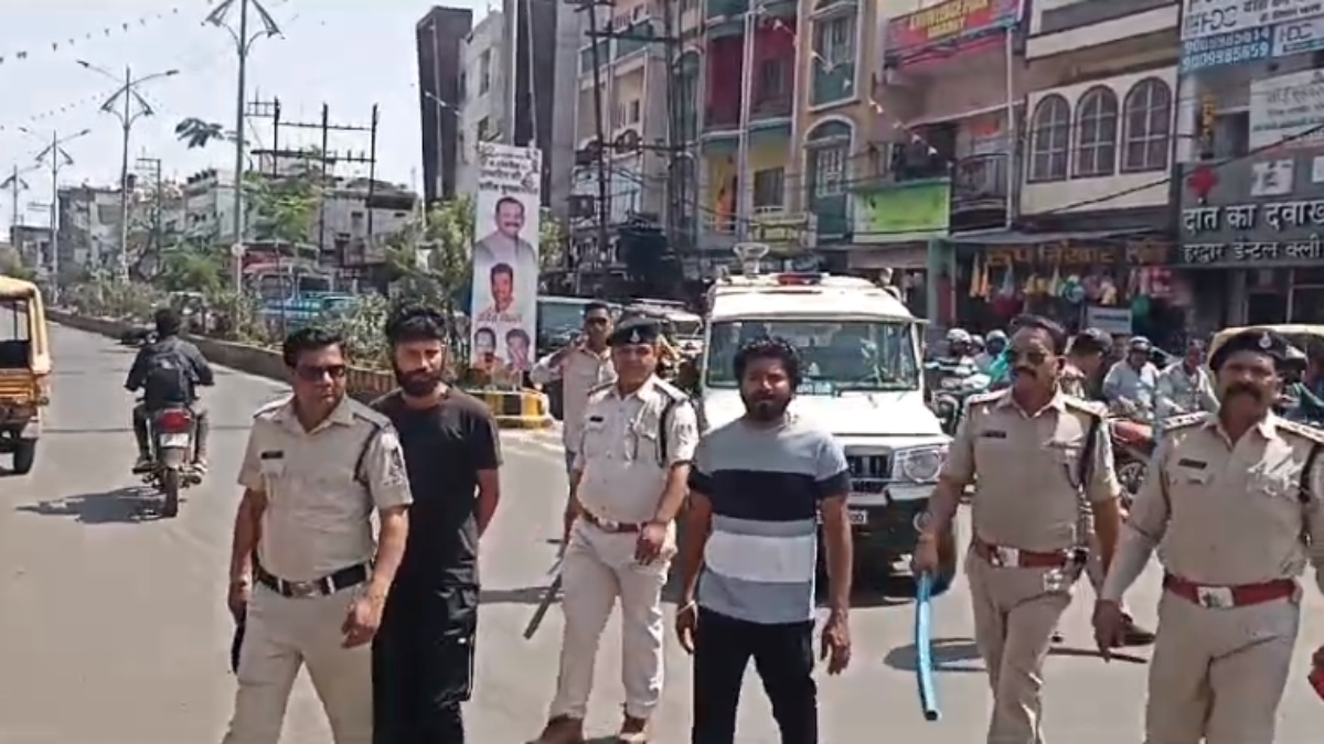 अपराध करना पाप है पुलिस हमारी बाप है… थाने से कोर्ट तक ये नारा लगाते पहुंचे आरोपी, देखें VIDEO  