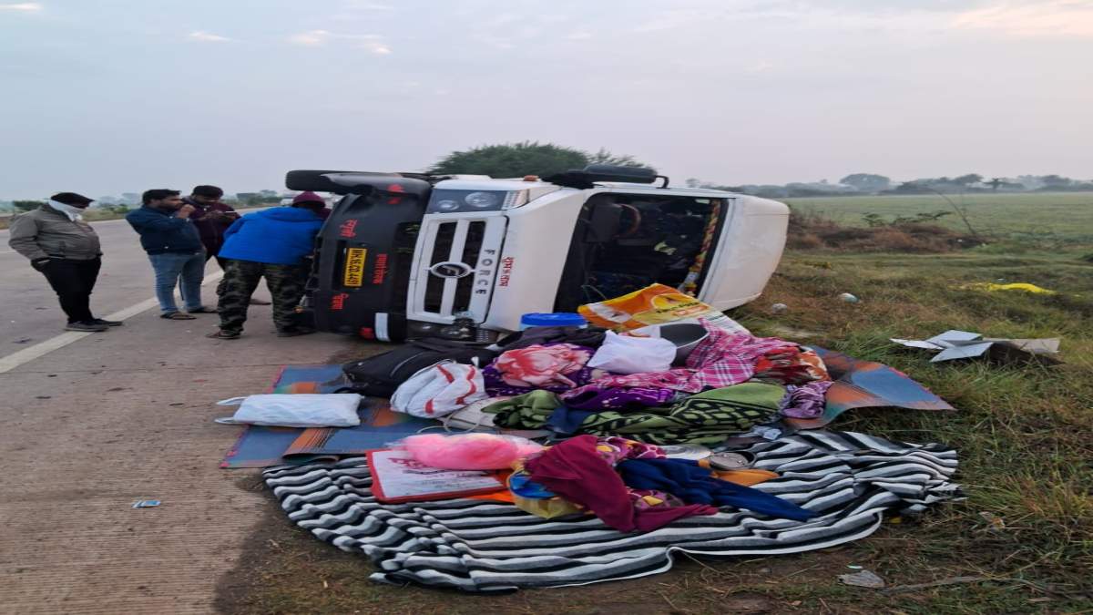 Jabalpur: अयोध्या से अहमदनगर जा रही टूरिस्ट बस पलटी, आधा दर्जन यात्री घायल