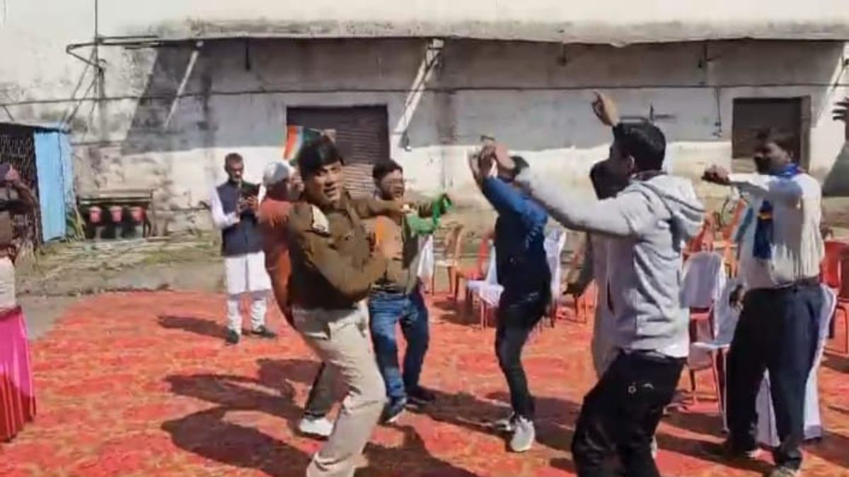 VIDEO: आबकारी अधिकारी को वर्दी में डांस करना पड़ा महंगा, Excise कमिश्नर ने किया निलंबित