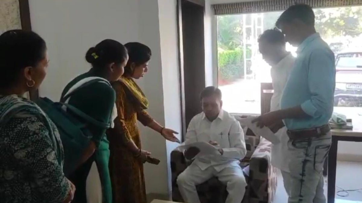 NHM संविदा आउटसोर्स स्वास्थ्य कर्मचारी संघ डिप्टी सीएम को सौंपा ज्ञापन, मांग न पूरी होने पर दी आंदोलन की चेतावनी