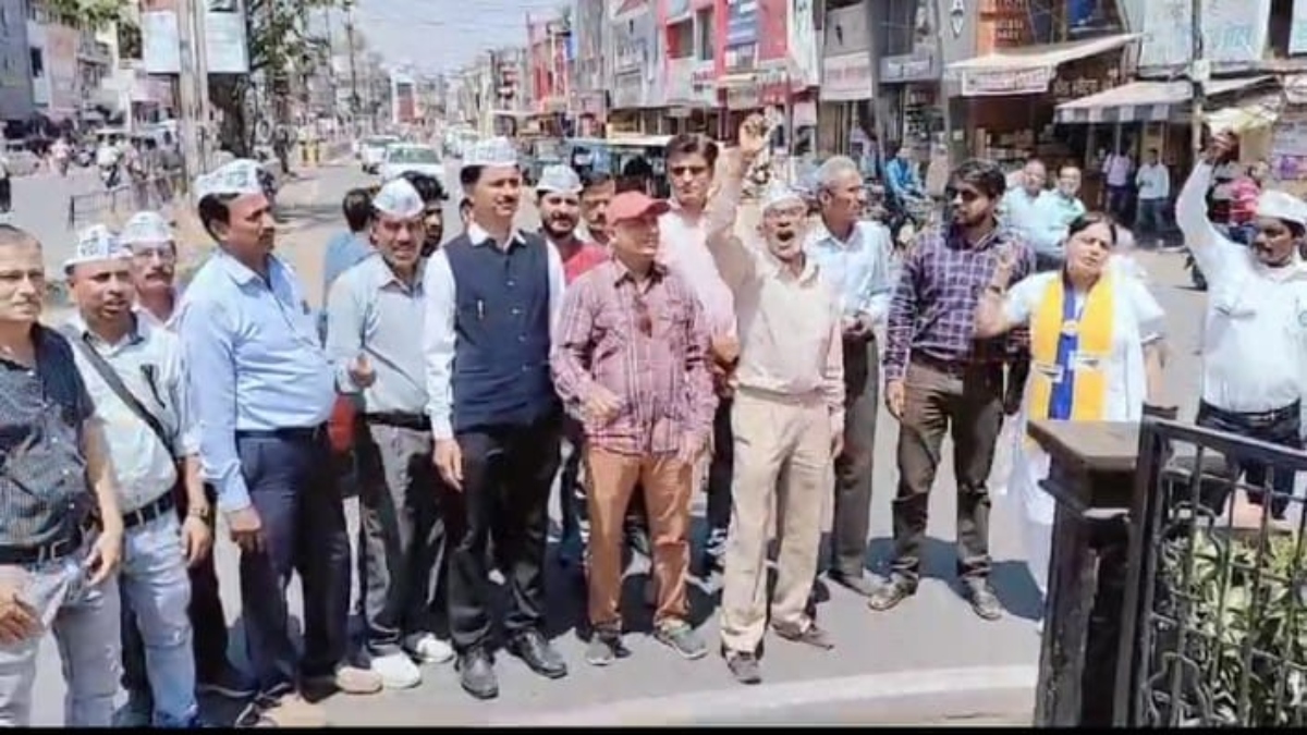 CM अरविंद केजरीवाल की गिरफ्तारी के विरोध में ‘AAP’ का प्रदर्शन, बीजेपी पर लगाए ईडी और सीबीआई के नाम पर धमकाने का आरोप 