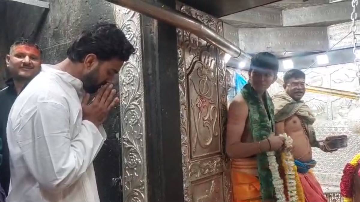 महाकाल के दरबार पहुंचे केएल राहुल: भस्म आरती में हुए शामिल, माता-पिता के साथ की पूजा अर्चना, भक्ति में लीन दिखे भारतीय बल्लेबाज