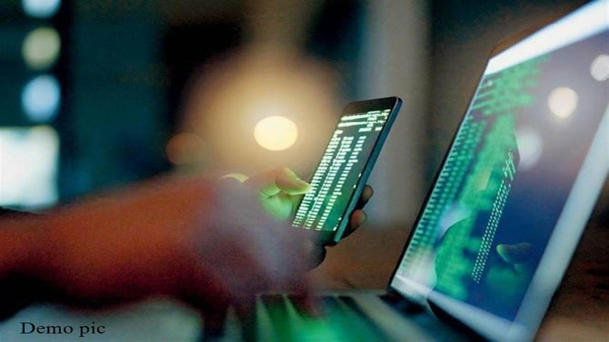 लोन एप की जाल में फंसा पुलिस कांस्टेबल: ठगों ने अश्लील फोटो-वीडियो भेज किया ब्लेकमैल, वसूले 14 लाख रुपए  