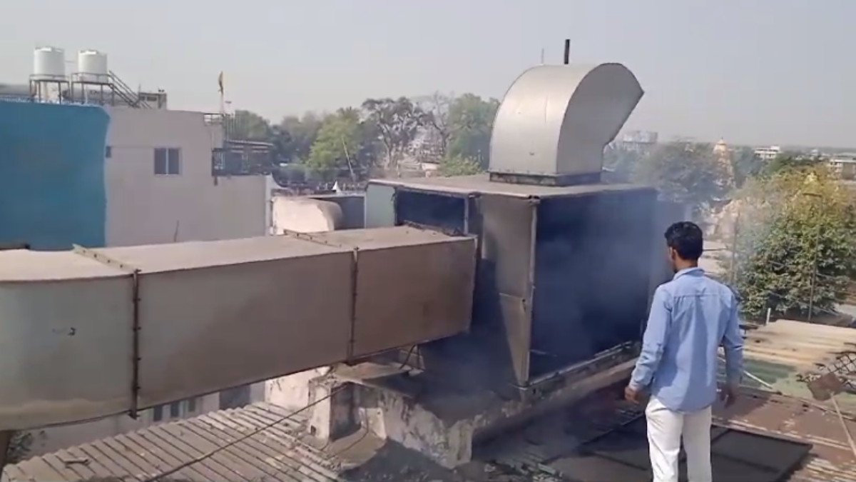 महाकाल मंदिर के सामने बने रेस्टोरेंट में लगी आग, मचा हड़कंप, सामने आई ये वजह 