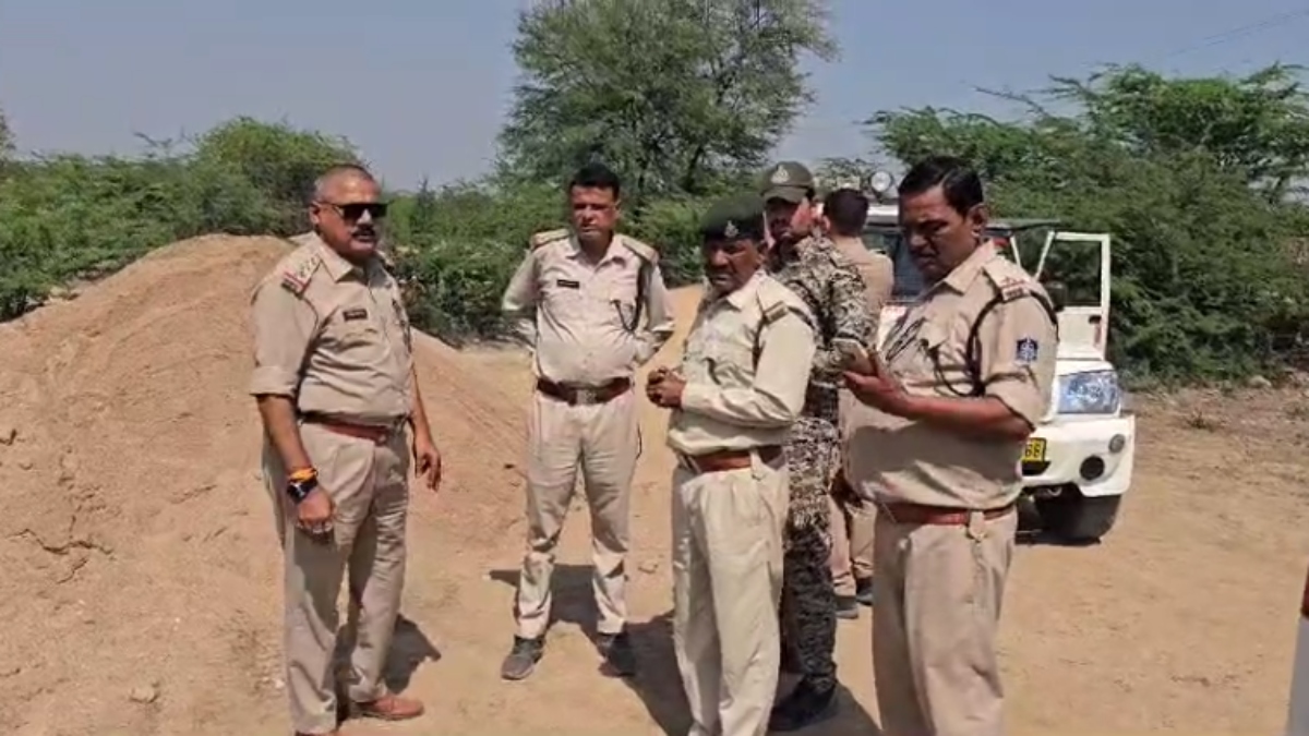 चंबल में अवैध रेत माफियाओं पर पुलिस का शिकंजा: एसपी के निर्देश पर टीआई ने 200 ट्रॉली डंप रेत को किया नष्ट  