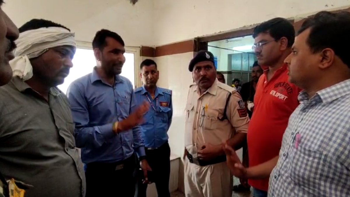 सड़क दुर्घटना में घायल महिला की इलाज के दौरान मौत: परिजनों ने डॉक्टर के साथ की मारपीट, अस्पताल में मचाया हंगामा