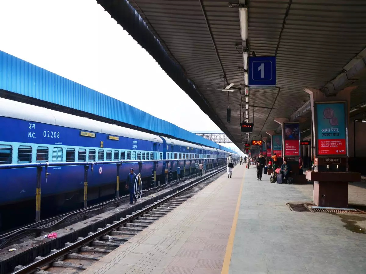 होली में आप करने वाले हैं सफर… तो हो जाइए तैयार, बढ़ती वेटिंग को देखते हुए रेलवे ने बढ़ाई ट्रेनें
