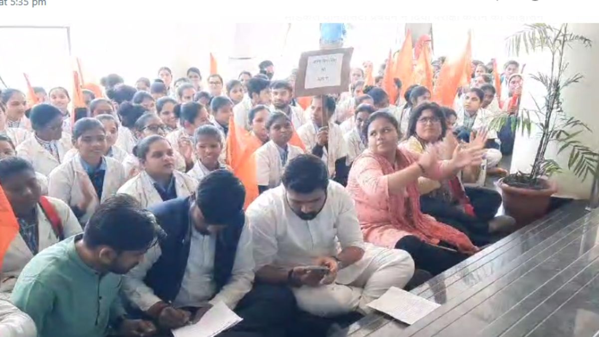 मेडिकल यूनिवर्सिटी में ABVP का प्रदर्शन: नर्सिंग स्टूडेंट्स की परीक्षा कराने की मांग, प्रबंधन ने कही ये बात