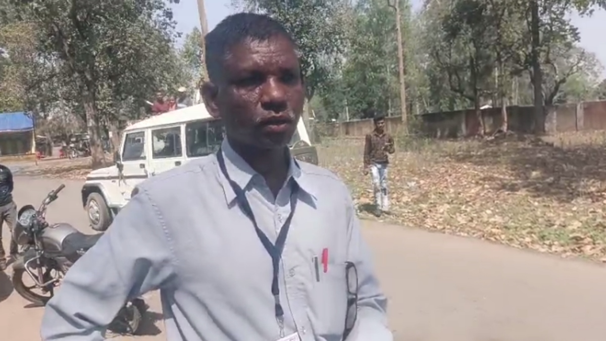 नशे में टल्ली राजस्व निरीक्षक निलंबित: शराब पीकर चेक पोस्ट पर कर रहा था ड्यूटी, कलेक्टर ने की कार्रवाई