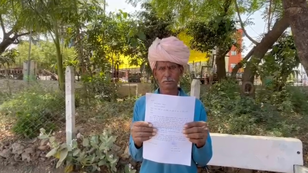वाह रे सिस्टम: जीवित को कागजों में मार डाला, जिंदा होने का सबूत लेकर शख्स काट रहा दफ्तरों के चक्कर