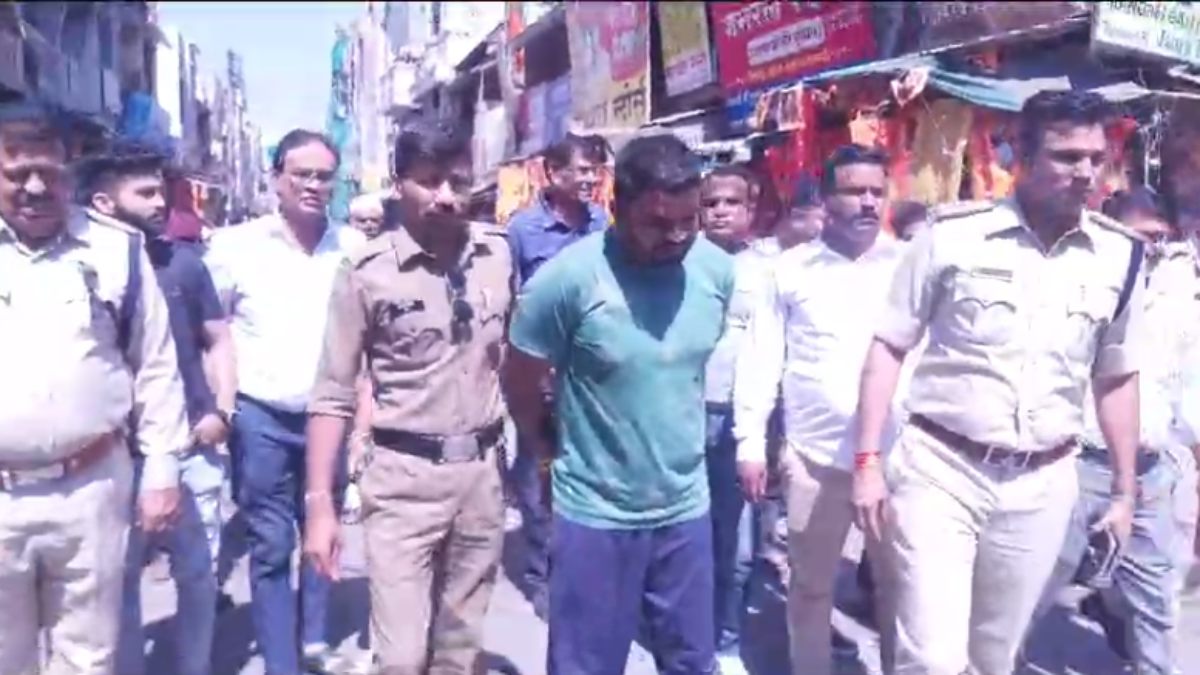 चोरी करना पाप है पुलिस हमारी बाप है: पुलिस ने आरोपी का निकाला जुलूस, साथियों के साथ मिलकर 3 दुकानों में की थी चोरी 