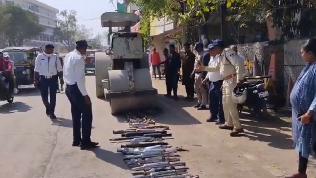 अब दिखाओ टशन ! कानफोड़ू बाइक साइलेंसर पर पुलिस का एक्शन, बीच सड़क चलवाया रोलर 