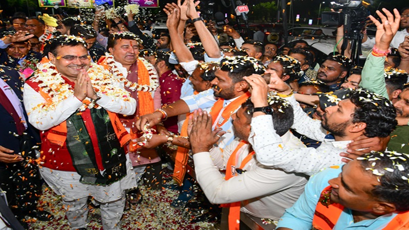 Rajasthan News: श्री रामलला के दर्शन कर लौटे मुख्यमंत्री भजनलाल शर्मा, एयरपोर्ट पर हुआ भव्य स्वागत