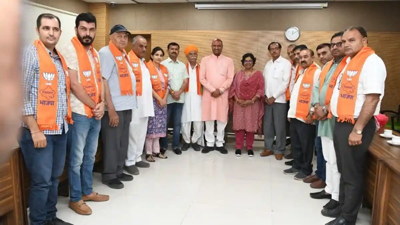 Rajasthan News: जैसलमेर-बाड़मेर के एक दर्जन से ज्यादा कांग्रेस नेताओं ने थामा BJP का दामन