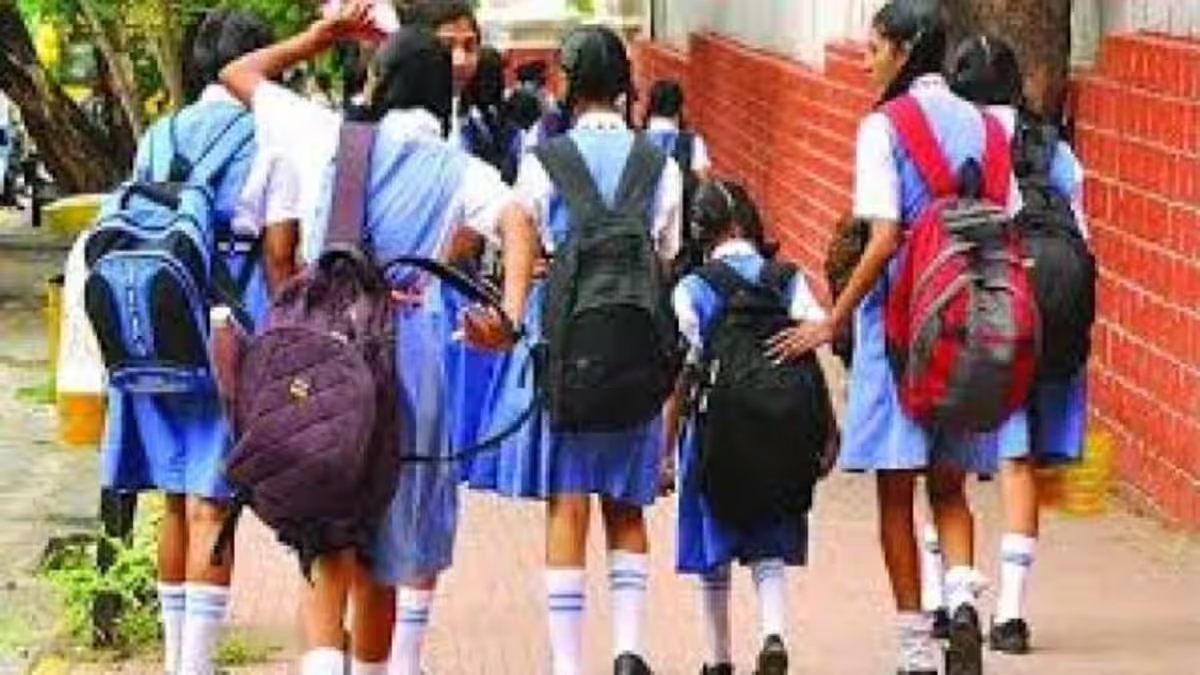 स्कूलों की मनमानी अब नहीं चलेगी, पेरेंट्स पर यूनिफॉर्म-बुक के लिए दबाव डाला तो होगी FIR