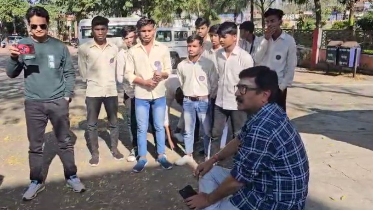 हॉस्टल के छात्रों से स्पोर्ट्स टीचर ने की मारपीट: शिकायत लेकर छात्र पहुंचे कलेक्ट्रेट, प्रिंसिपल अधीक्षक और स्पोर्ट्स टीचर को नोटिस जारी 