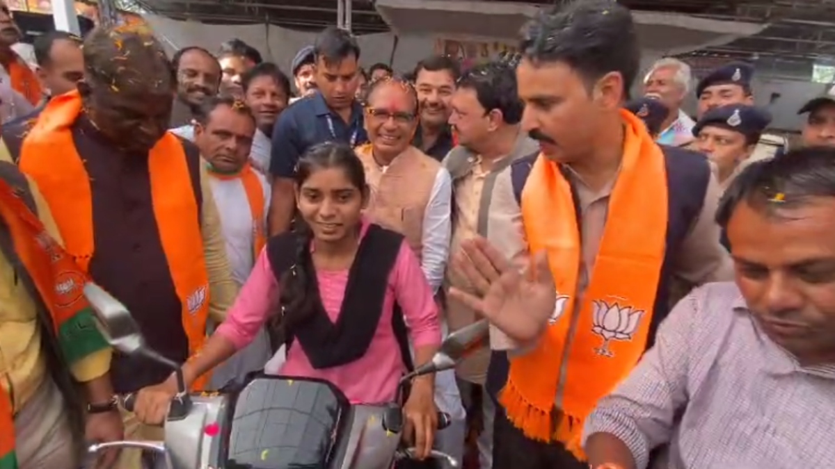 मामा शिवराज ने की स्कूटी की सैर, टॉपर भांजी ने पीछे बैठाकर घुमाया, देखें VIDEO  