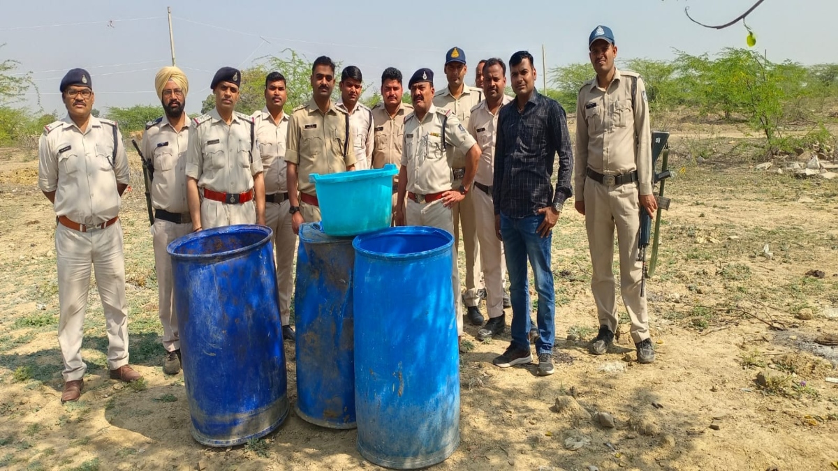 महिलाएं बना रहीं थी अवैध शराब: पुलिस ने छापा मारकर किया गिरफ्तार, 1200 लीटर देशी शराब और 5 हजार लीटर गुड़ लहान किया नष्ट