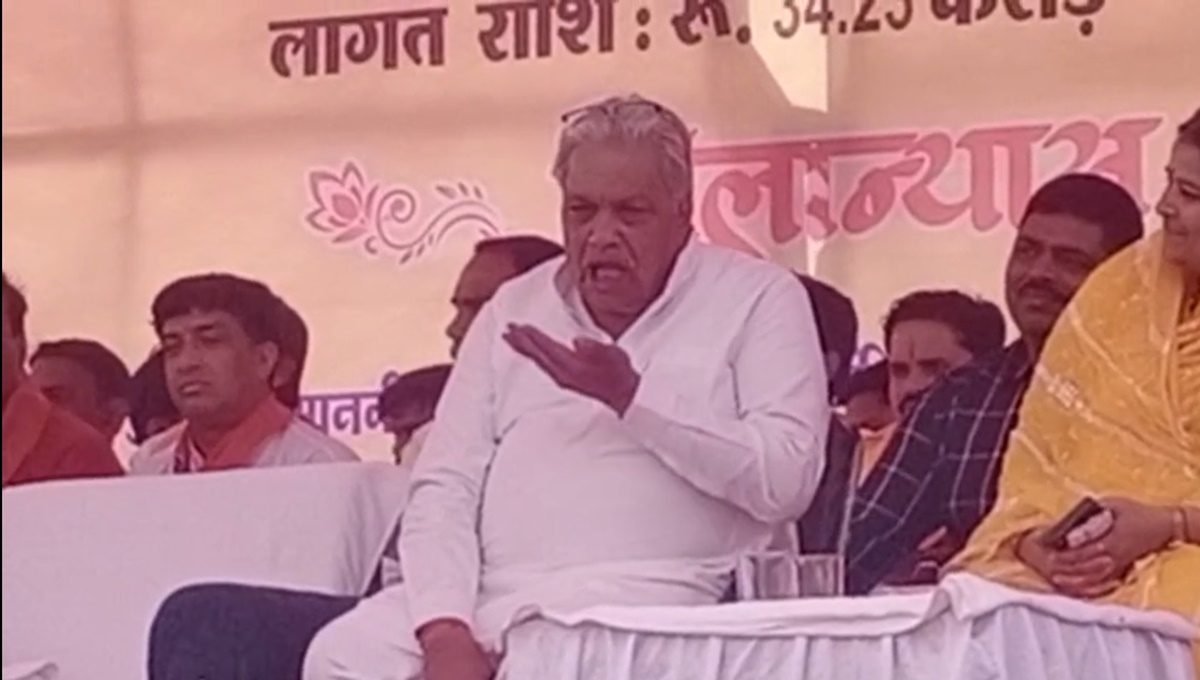 शौक बड़ी चीज है: सिंधिया के मंच पर विधायक ने खाया तंबाकू, वीडियो वायरल