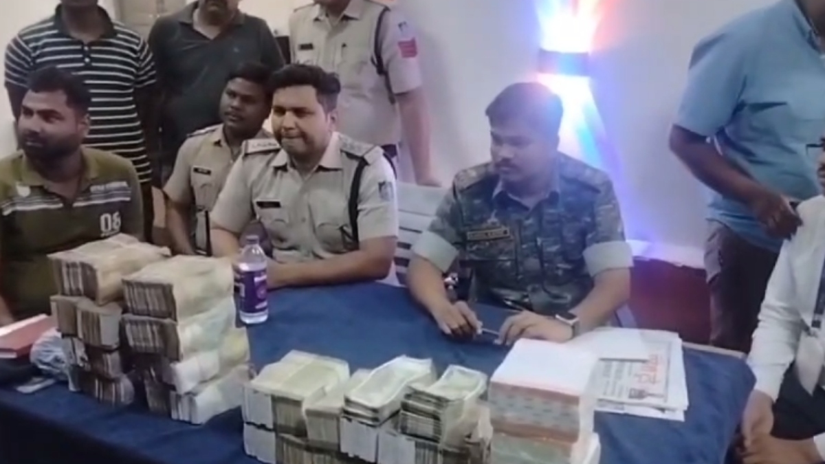 कार से 48 लाख बरामद: पूछताछ में युवक नहीं दे पाए जानकारी, पुलिस ने की कार्रवाई 