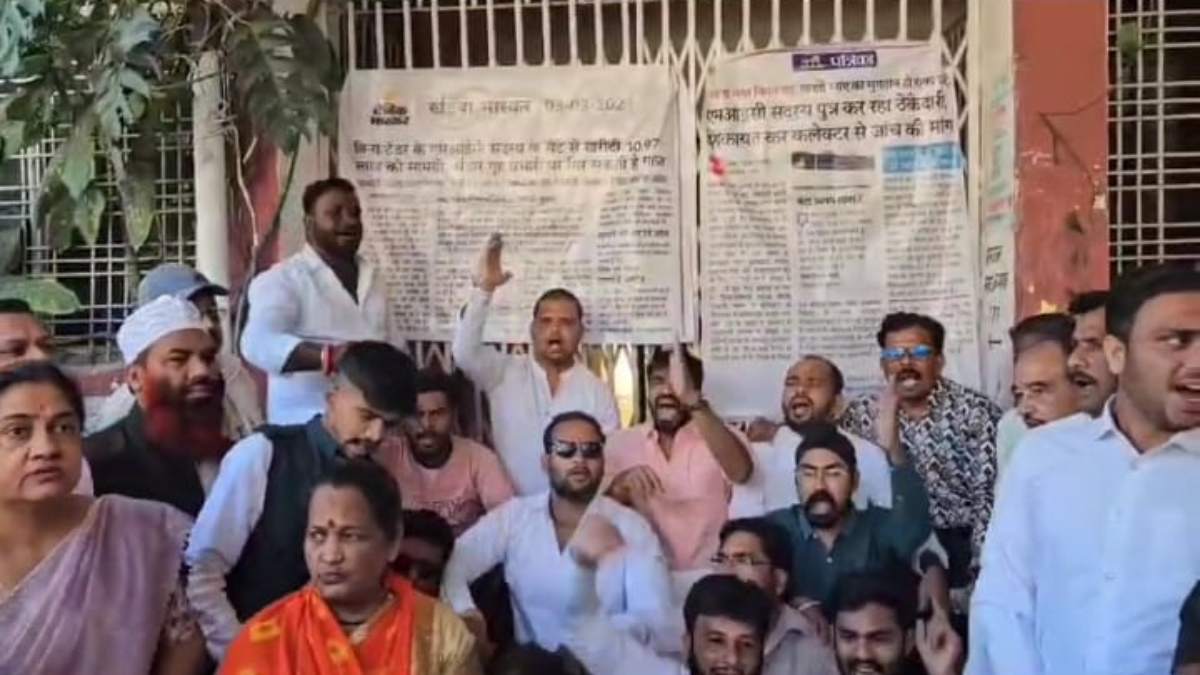 नेता प्रतिपक्ष ने लगाई फांसी ! कांग्रेस पार्षदों ने नगर निगम कार्यालय में जड़ा ताला, जानिए मामला