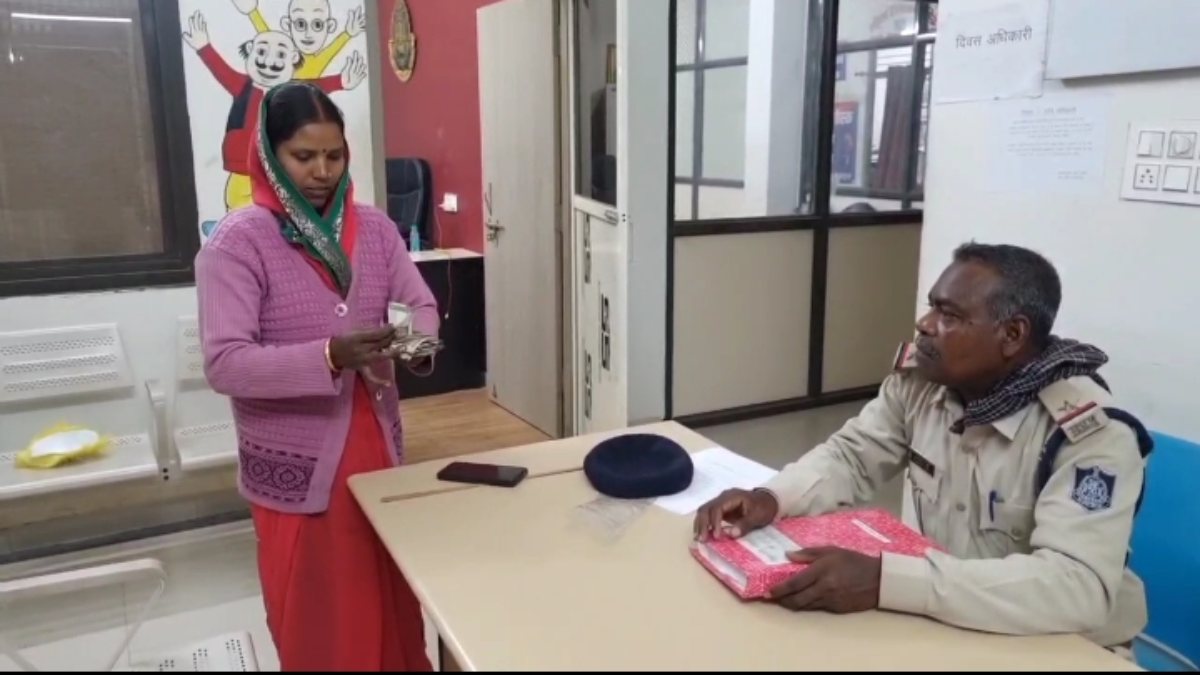 फल बेचने वाली महिला ने पेश की ईमानदारी की मिसाल: सड़क पर मिले 17 हजार, फिर भी नहीं डोला ईमान, पति के साथ थाने पहुंचकर किया जमा