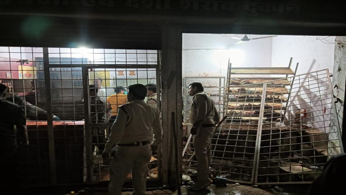 मासूम बच्ची की मौत से गुस्साए ग्रामीण: शराब दुकान में लगाई आग, लाखों का माल जलकर राख