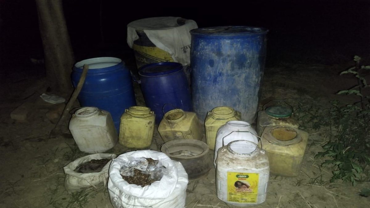 अवैध शराब के ठिकानों पर पुलिस की दबिश, 2 लाख रुपये से ज्यादा के महुआ शराब जब्त, 4 आरोपी फरार