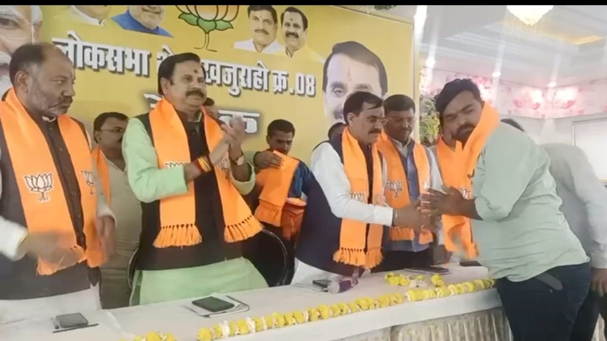 लोकसभा चुनाव से पहले कांग्रेस को बड़ा झटका: जनपद सदस्य, सरपंच समेत एक दर्जन से ज्यादा लोग BJP में शामिल, वीडी शर्मा ने दिलाई सदस्यता