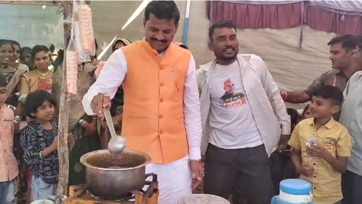 विधायक का अनोखा अंदाज: लोगों को अपने हाथो से बनाकर पिलाई चाय, VIDEO वायरल