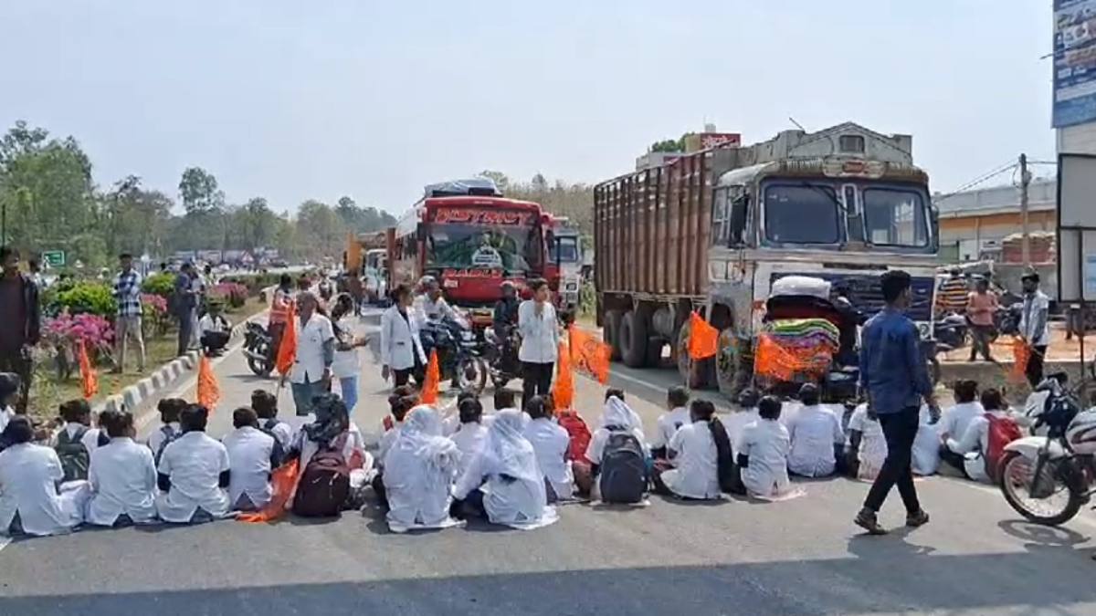 नर्सिंग के छात्रों ने फोरलेन हाईवे किया जाम, पिछले 4 सालों से परीक्षा नहीं होने से नाराज