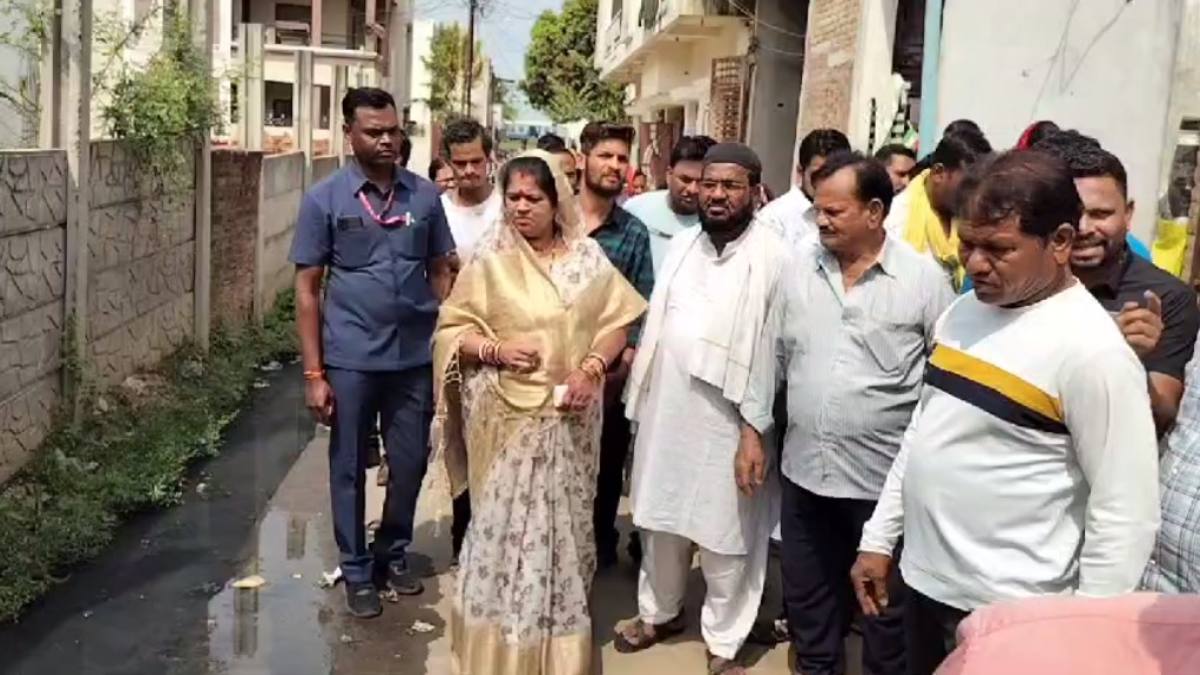 विपक्षी पार्षदों के साथ विधायक ने किया वार्ड भ्रमण, गंदगी व अव्यवस्था देख पालिका की कार्यप्रणाली पर उठाए सवाल