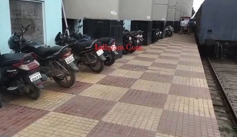 Raipur News: रायपुर रेलवे स्टेशन में टू व्हीलर की 50 रुपए पैनालटी बचानी है तो प्लेटफार्म में डाल दीजिए गाड़ी!
