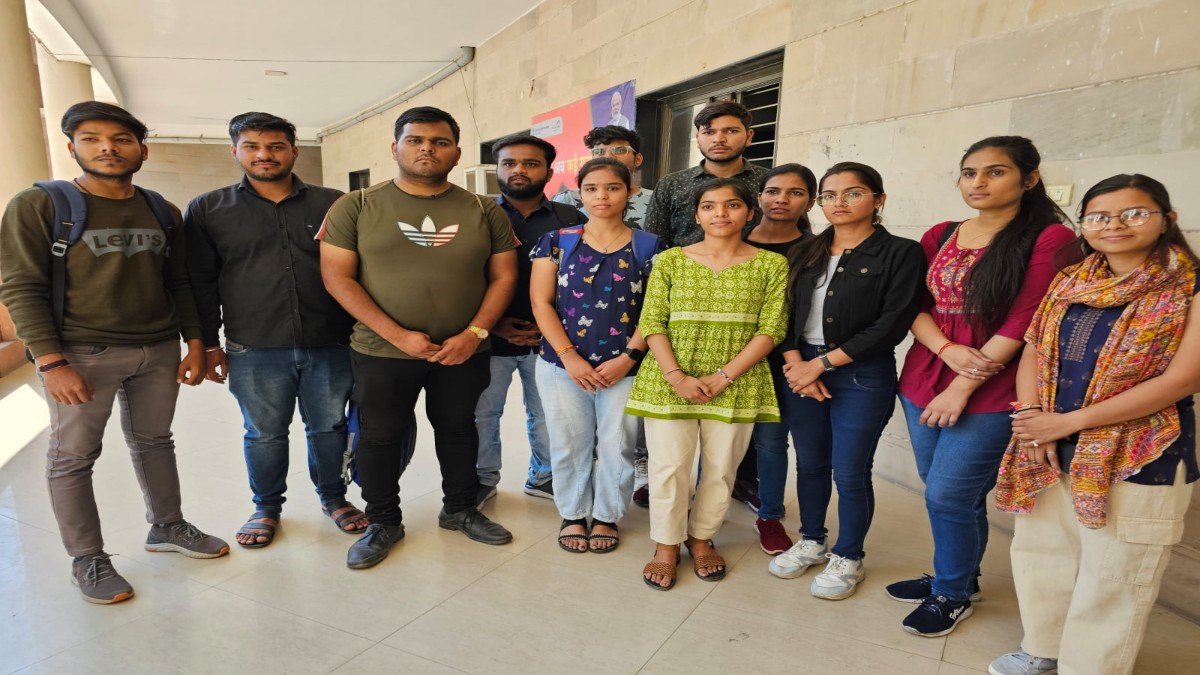 स्टूडेंट्स ने कलेक्टर से मुलाकात कर की छात्रवृत्ति की मांग, सड़कों पर उतरने की दी चेतावनी