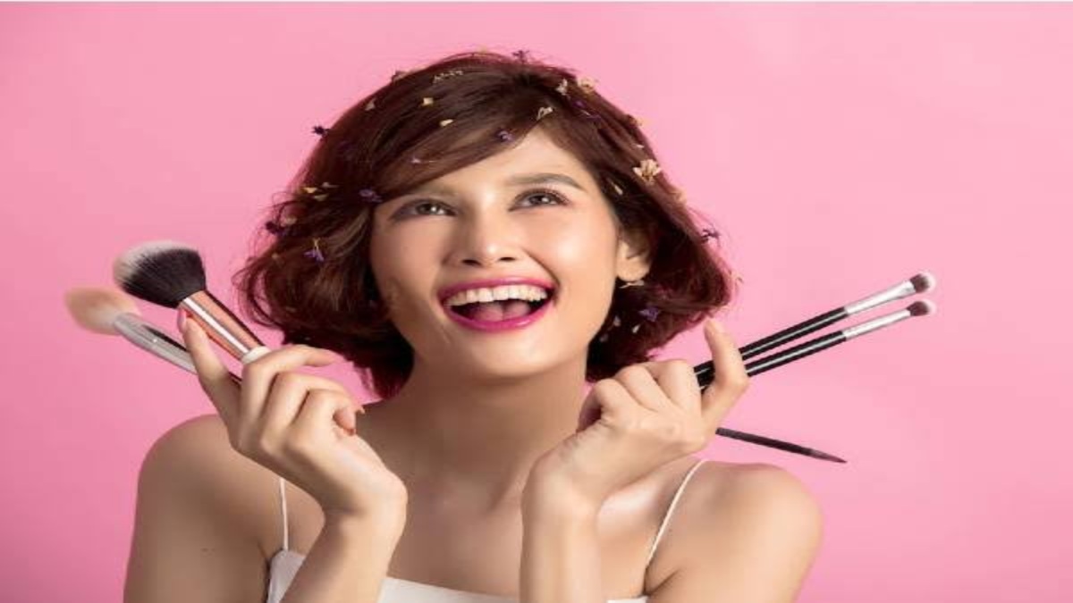 Makeup At Home Tips : घर में करना है परफेक्ट मेकअप, तो Follow करें ये सभी Tips