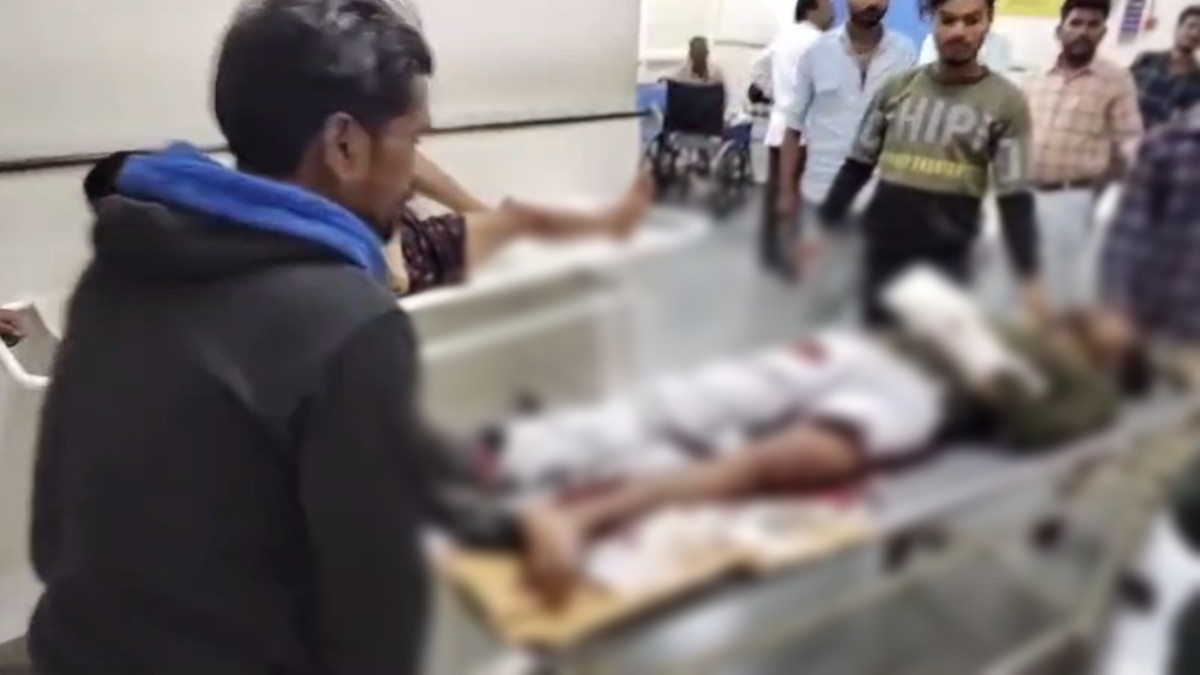 Road Accident: एक ही बाइक पर सवार 4 लोगों को मोटरसाइकिल ने मारी टक्कर, 1 की मौत तीन घायल