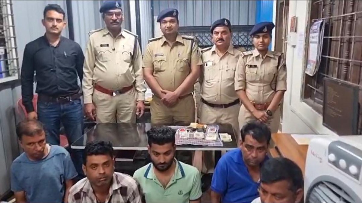 जुए के अड्डे पर पुलिस का छापा: जुआ खेलते 6 पुरुष और एक महिला गिरफ्तार, 1 लाख की नगदी बरामद