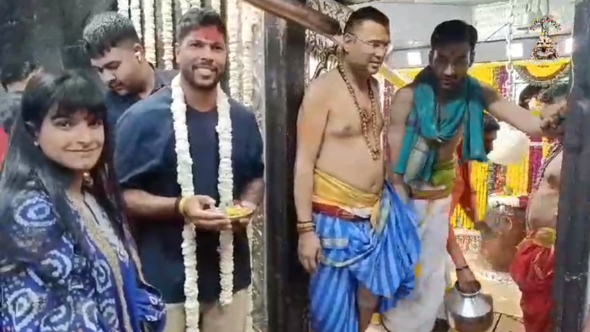 भारतीय क्रिकेट टीम के तेज गेंदबाज उमेश यादव पहुंचे महाकाल के दरबार, पत्नी संग की पूजा अर्चना