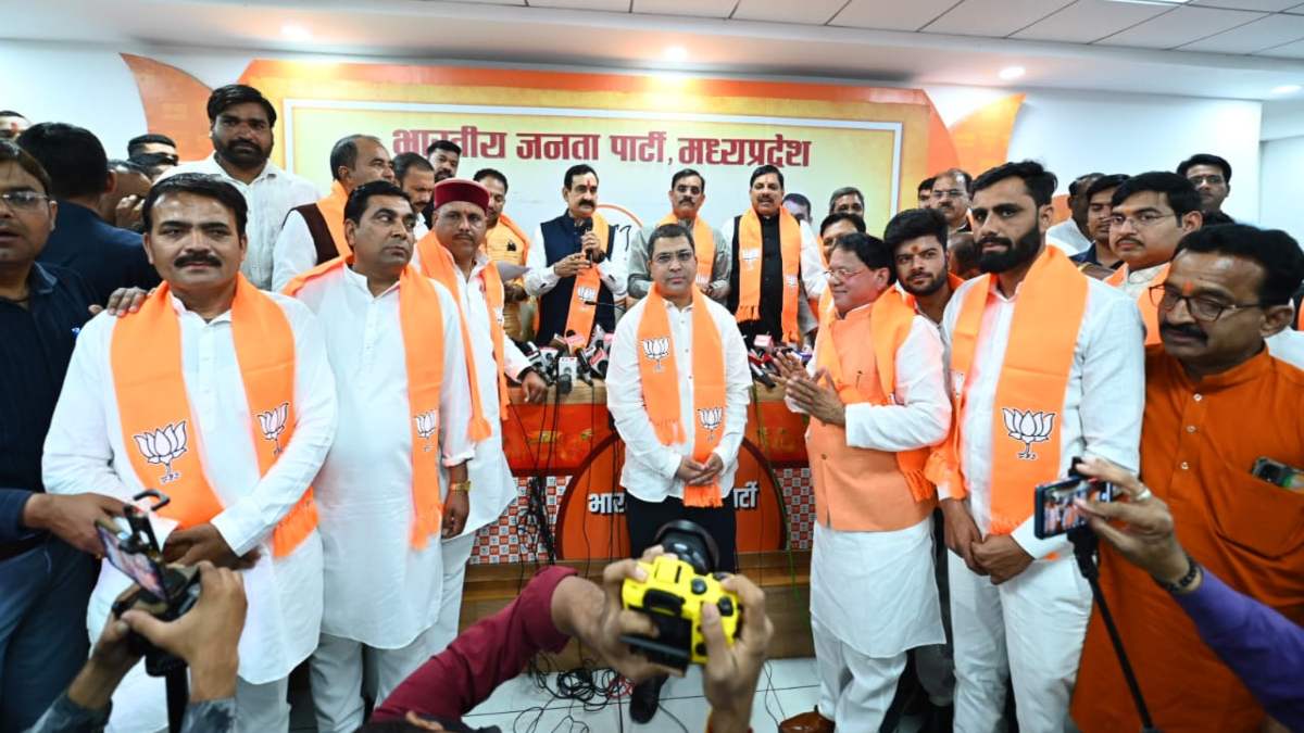 कांग्रेस को फिर लगा झटकाः कमलनाथ के करीबी सैयद जाफर हुए बीजेपी में शामिल, प्रदेश अध्यक्ष वीडी शर्मा ने 64 नेताओं को दिलाई सदस्यता