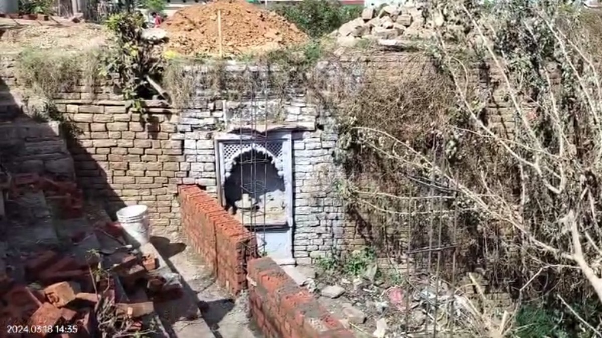 लोगों की आस्था से खिलवाड़: मंदिर के ऊपर से निकाला गंदे नाला का रास्ता, एडीएम ने कही ये बात