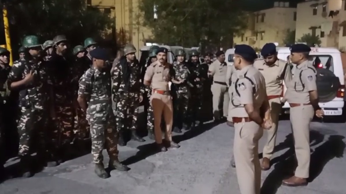 लोकसभा चुनाव, होली और रमजान को लेकर पुलिस अलर्ट, शहर में निकाला गया फ्लैग मार्च
