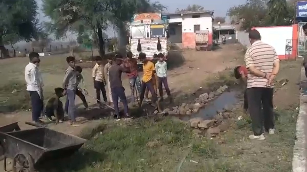 Video: किताब व कलम थामने वाले हाथों से कराया काम, नाली की सफाई करते दिखे स्टूडेंट्स