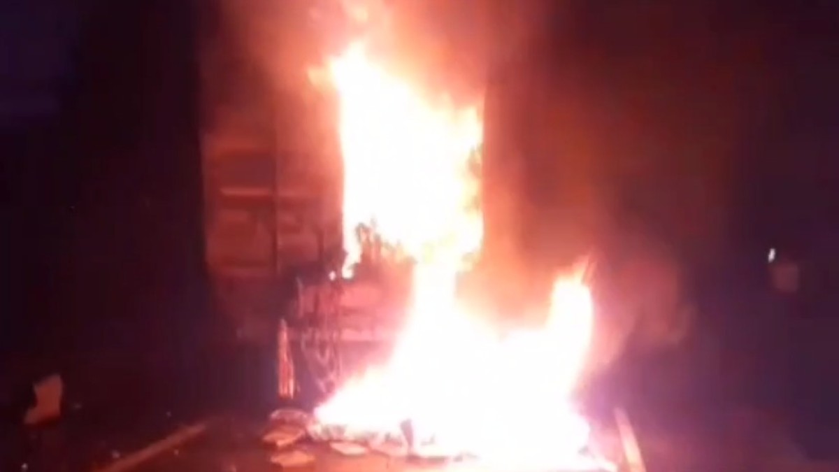 MP में आगजनी की दो घटना: सड़क किनारे खड़ी कार में लगी आग, इधर नरसिंहपुर में ट्रक से उठने लगी लपटें