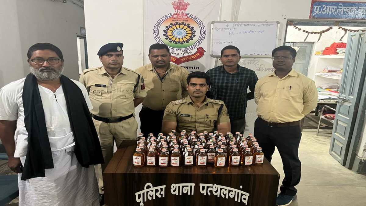 दो पहिया वाहन से हो रही थी शराब की तस्करी, शराब की बोतलें देख पुलिस के भी उड़े होंश…